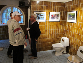 Foto Thomas Härdelin: Besökare på Vernissage 2011-08-25